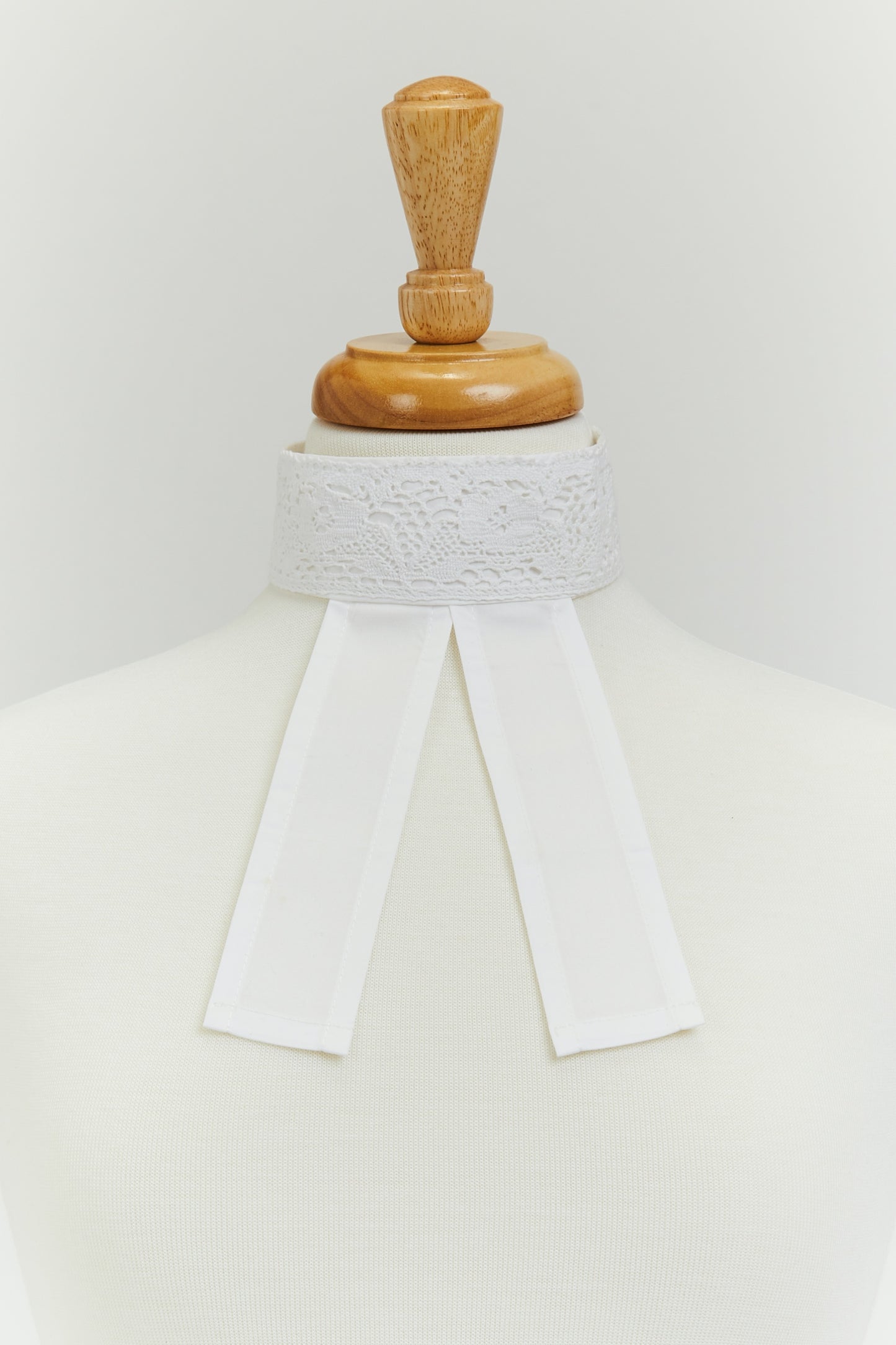 Col en dentelle avec bandes