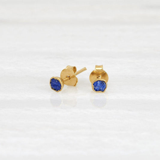 Boucles d'oreilles à tige en forme de berceau ISHKAR en lapis-lazuli en or